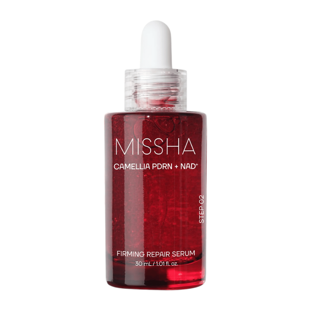 7. MISSHA Camellia PDRN NAD+ Firming Repair Serum 30 ml – červená sklenená fľaštička s pipetou a viditeľnými červenými kapsulami na bielom pozadí