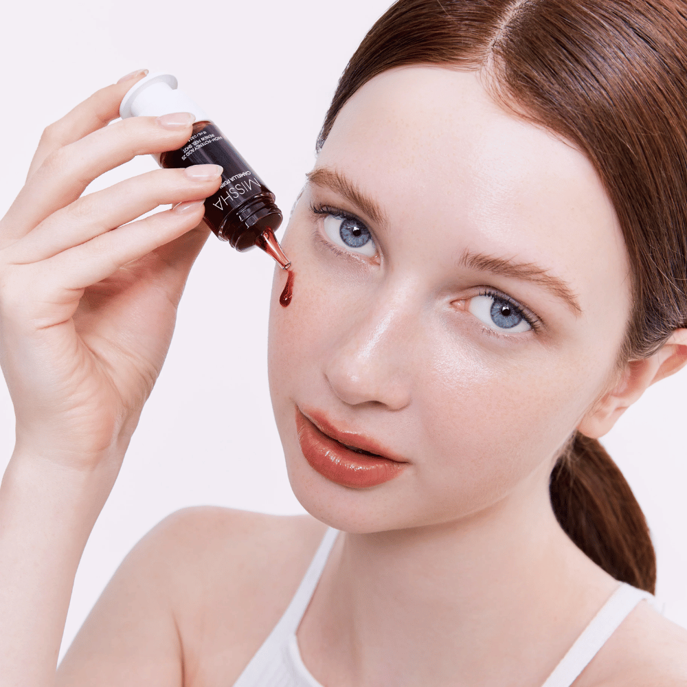5. MISSHA Camellia PDRN NAD+ High-Potency Acid 25 Renew Peel Shot – pleťový peeling s červenou formulou sa aplikuje na pokožku