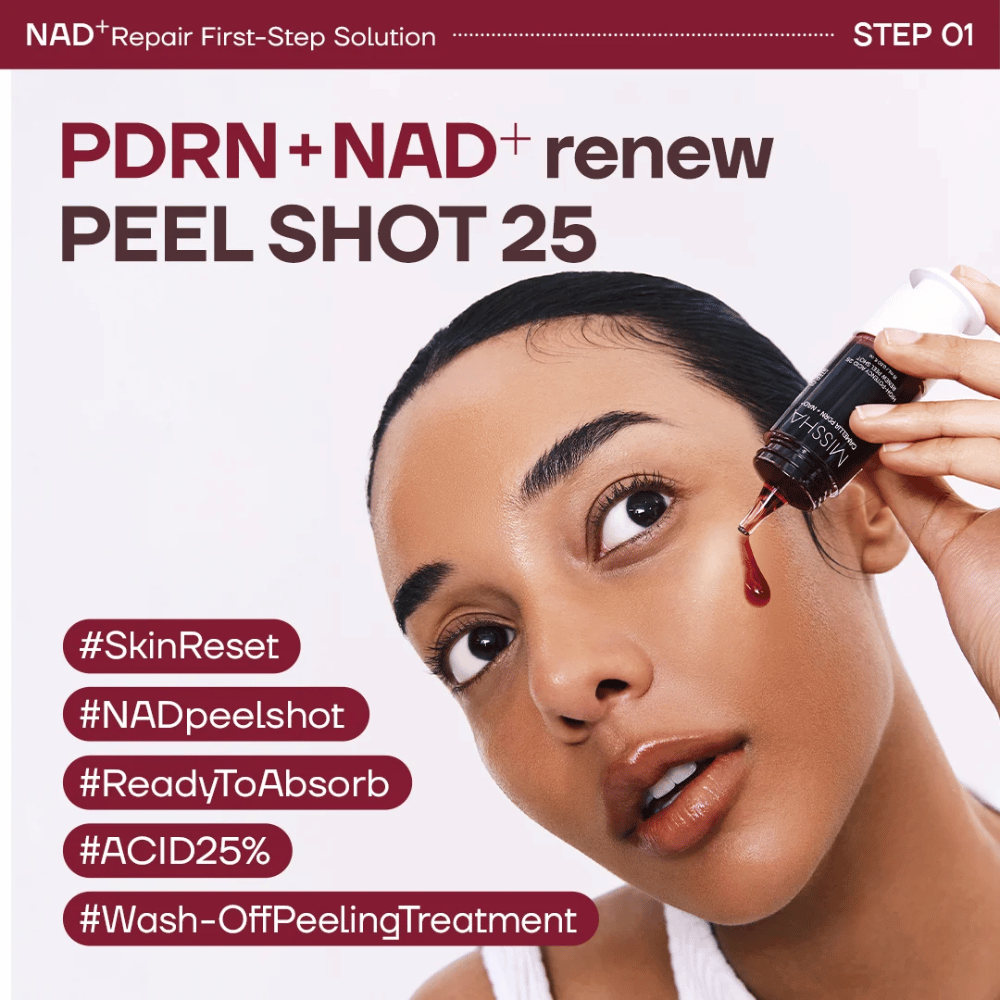 4. MISSHA Camellia PDRN NAD+ High-Potency Acid 25 Renew Peel Shot – modelka aplikuje exfoliačný peeling na líce