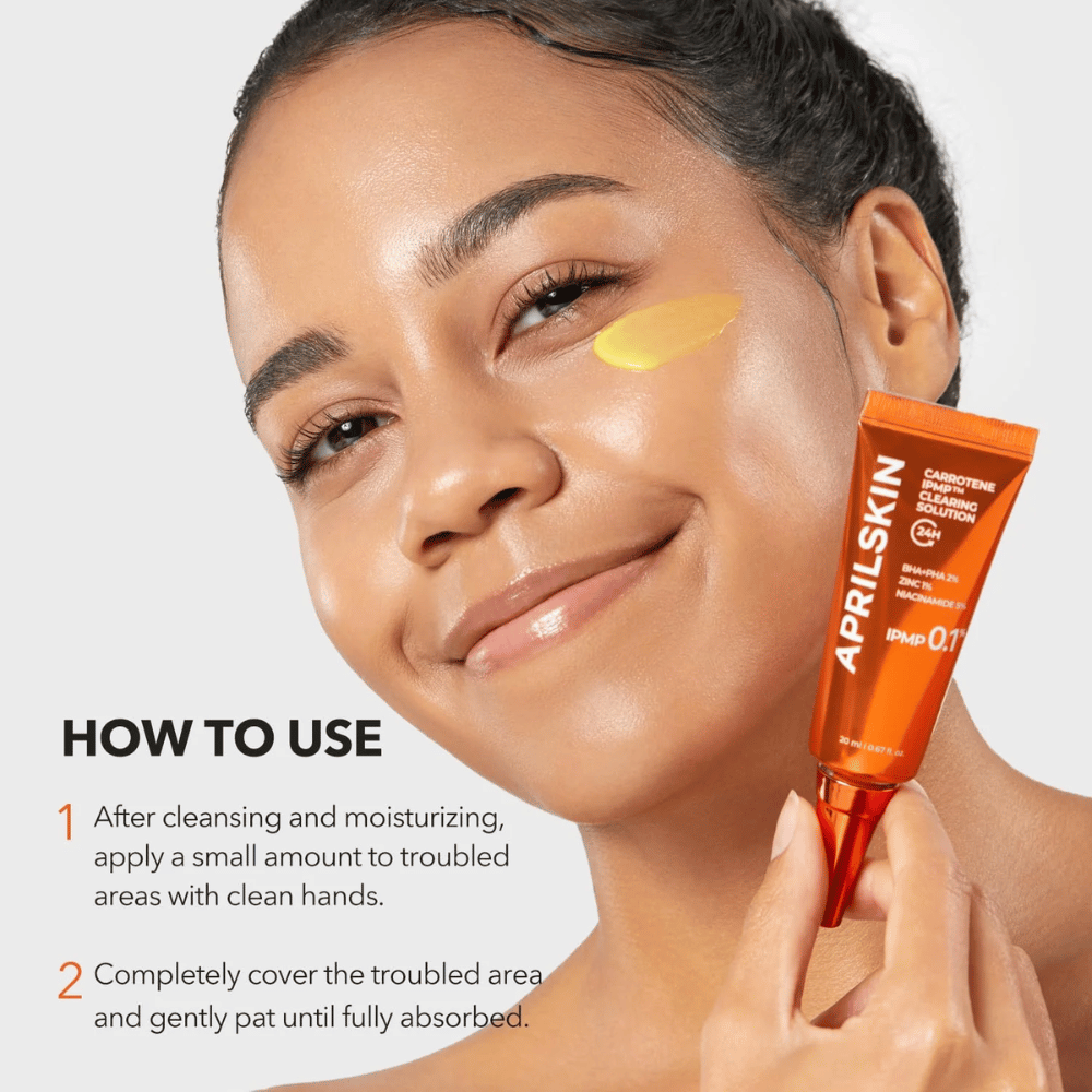 Model ukazuje, ako sa APRILSKIN Carrotene IPMP Clearing Solution používa na problémové oblasti pre akné, čierne bodky a zapálené vyrážky