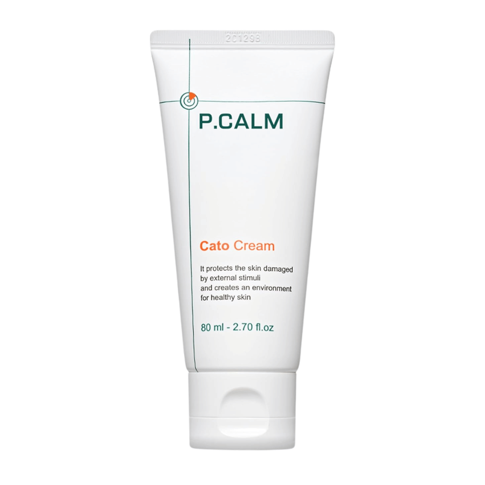 Izolovaný produktový obrázok P.CALM Cato Cream na svetlom pozadí. Minimalistický dizajn tuby zvýrazňuje čistý a upokojujúci profil produktu starostlivosti o pleť pre citlivú pokožku.