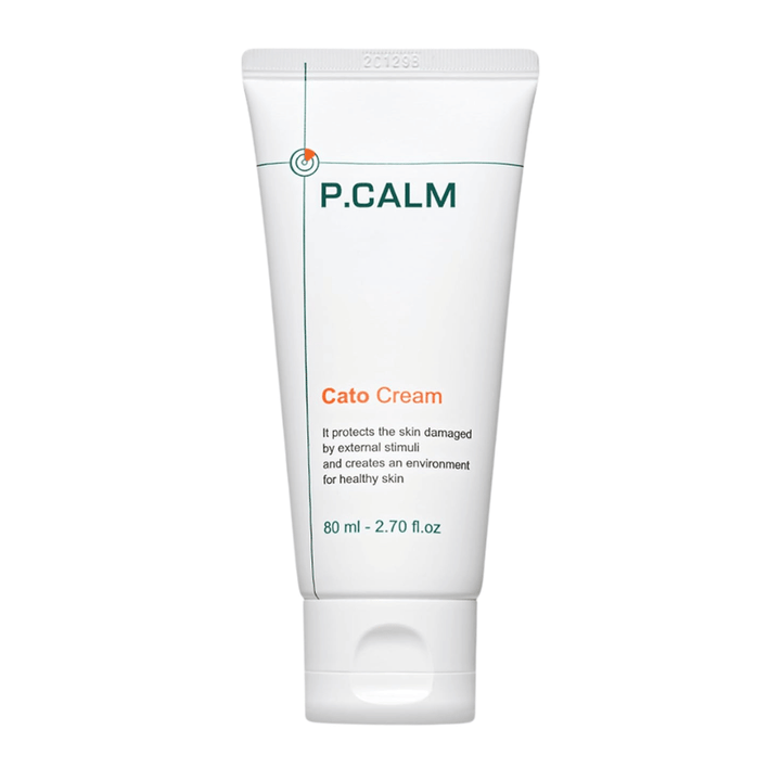 Izolovaný produktový obrázok P.CALM Cato Cream na svetlom pozadí. Minimalistický dizajn tuby zvýrazňuje čistý a upokojujúci profil produktu starostlivosti o pleť pre citlivú pokožku.