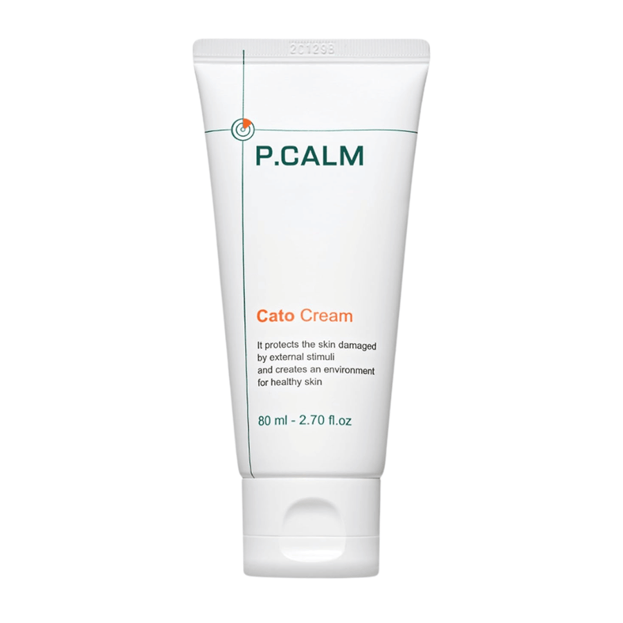Izolovaný produktový obrázok P.CALM Cato Cream na svetlom pozadí. Minimalistický dizajn tuby zvýrazňuje čistý a upokojujúci profil produktu starostlivosti o pleť pre citlivú pokožku.