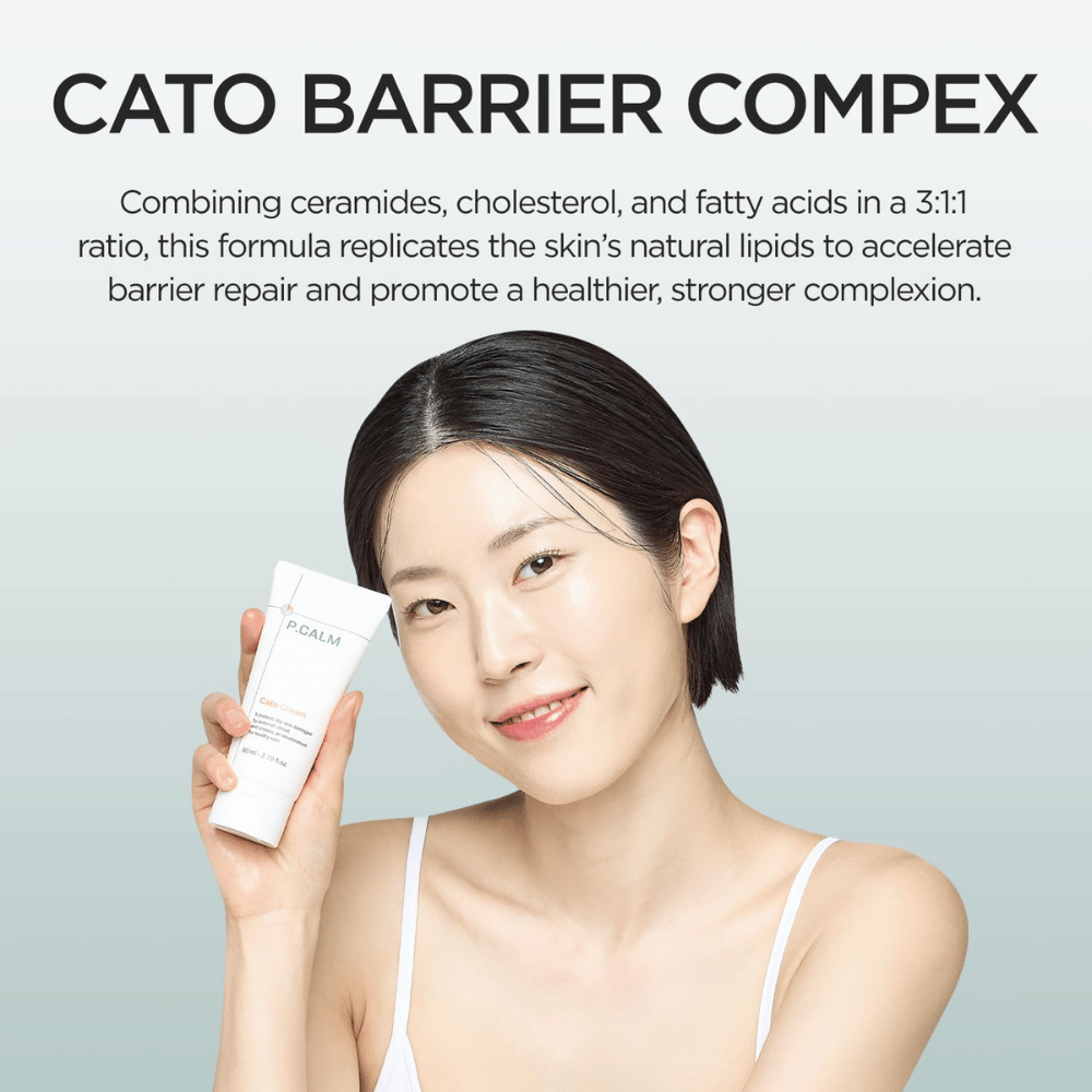 Modelka drží P.CALM Cato Cream pred tvárou spolu s informáciami o „Cato Barrier Complex“, ktorý kombinuje ceramidy, cholesterol a mastné kyseliny na posilnenie kožnej bariéry.