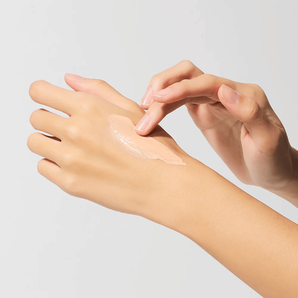 Aplikácia Dr.Melaxin Cemenrete Eye Cream na ruku, krémový očný krém s vápnikom a elastínom, ktorý sa rýchlo vstrebáva a poskytuje intenzívnu hydratáciu.