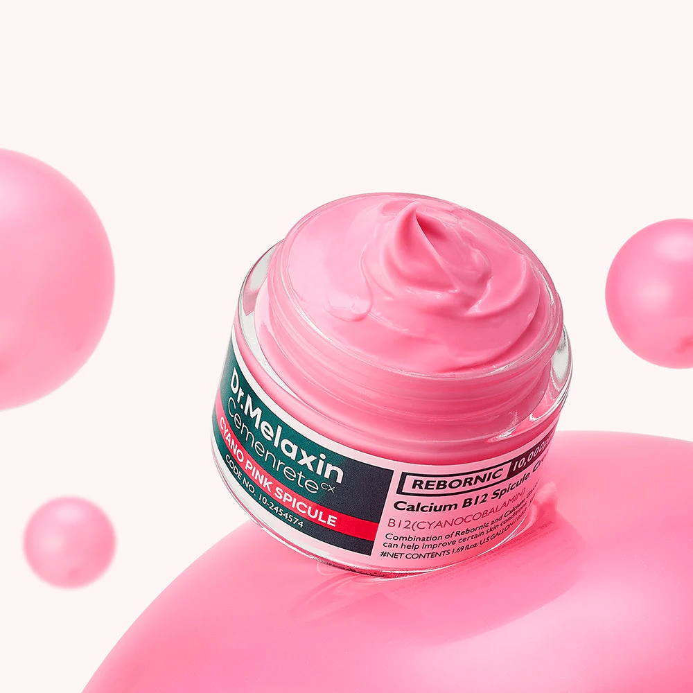 Dr. Melaxin Cemenrete Cyano Pink Spicule Cream s technológiou B12 a spikúl, ktorá dodáva žiarivosť, zlepšuje štruktúru pokožky a posilňuje ju.