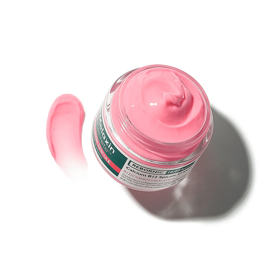 Dr. Melaxin Cemenrete Cyano Pink Spicule Cream s ružovou krémovou textúrou, ktorá hydratuje, posilňuje kožnú bariéru a zlepšuje žiarivosť pokožky.