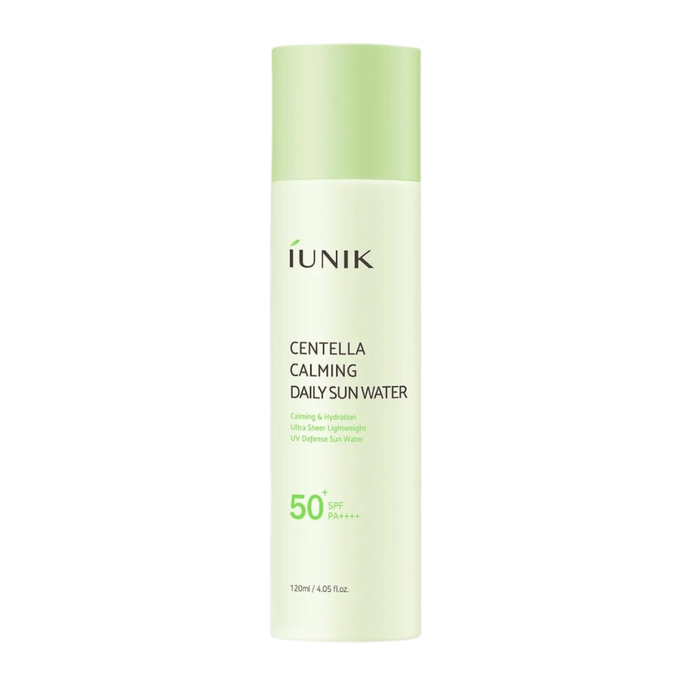 4. iUNIK Centella Calming Daily Sun Water SPF50+ PA++++ 120 ml – ľahký opaľovací krém na tvár s centella asiatica vo svetlozelenej fľaši na bielom pozadí