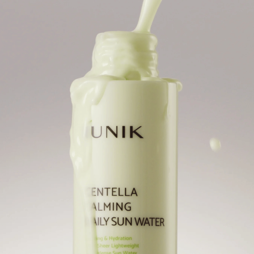 3. iUNIK Centella Calming Daily Sun Water  – detailný záber na ľahkú, krémovú konzistenciu upokojujúcej a hydratačnej slnečnej ochrany