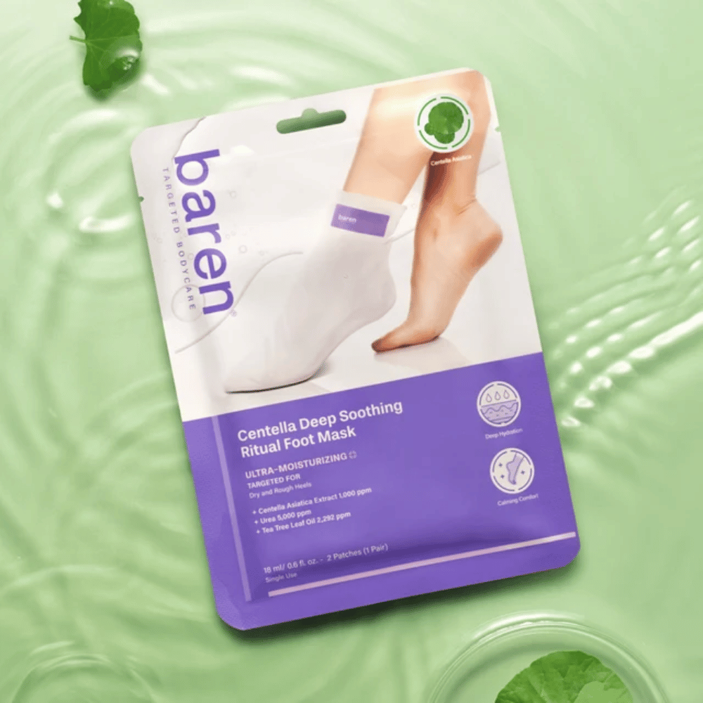 8. Baren Centella Deep Soothing Ritual Foot Mask – balenie upokojujúcej masky na nohy na zelenom pozadí s vodou a listami centelly