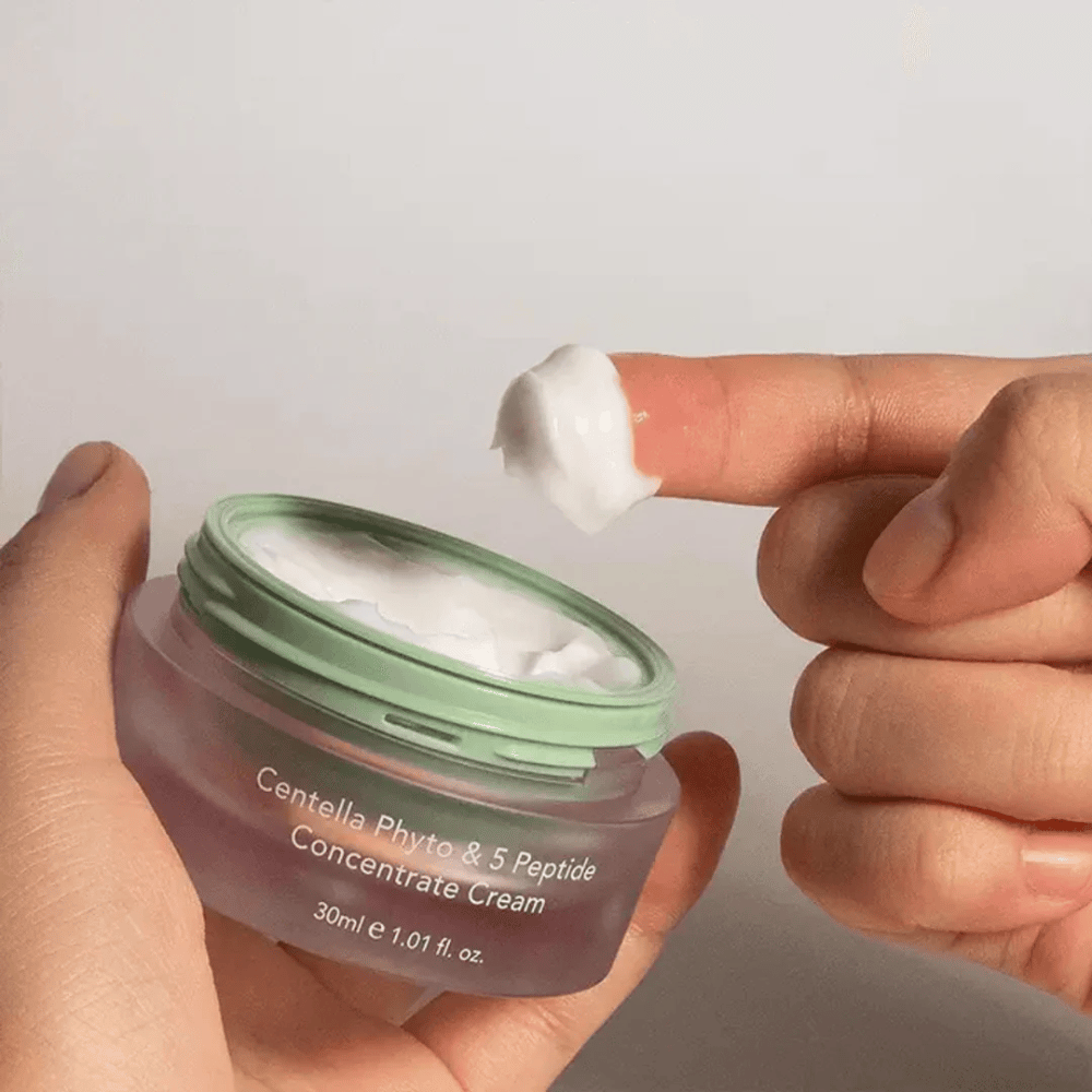 Ruka, ktorá naberá Centella Phyto & 5 Peptide Concentrate Cream z nádoby.