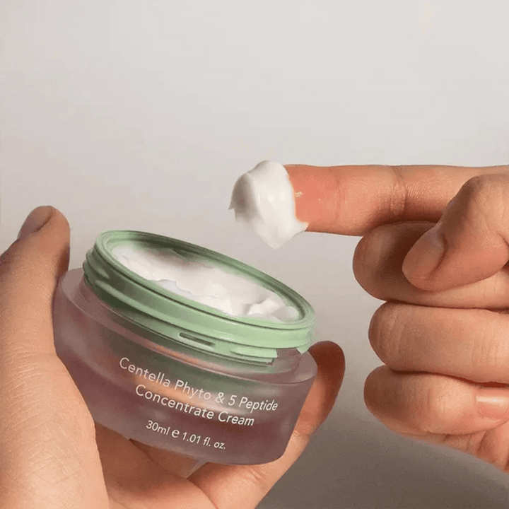 Ruka, ktorá naberá Centella Phyto & 5 Peptide Concentrate Cream z nádoby.