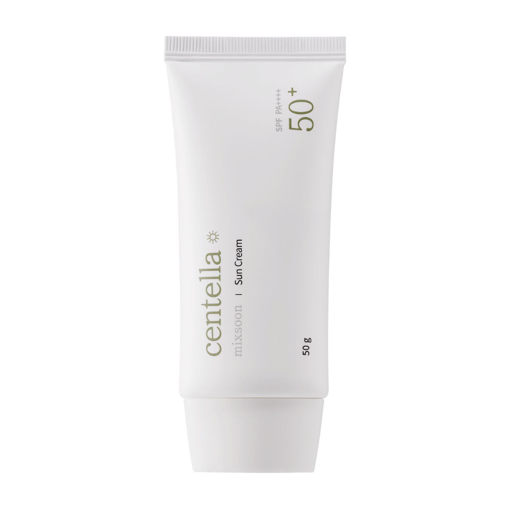 Biela tuba s Centella Sun Cream SPF 50+ PA++++. Tuba je jednoduchá so zelenými textovými detailmi, ktoré zahŕňajú značku a informácie o produkte. Balenie obsahuje 50 g opaľovacieho krému.