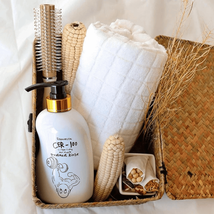 Elizavecca CER-100 Treatment Rinse – posilňujúci kolagénový balzam pre krepaté a chemicky ošetrené vlasy v prirodzenom kúpeľňovom prostredí