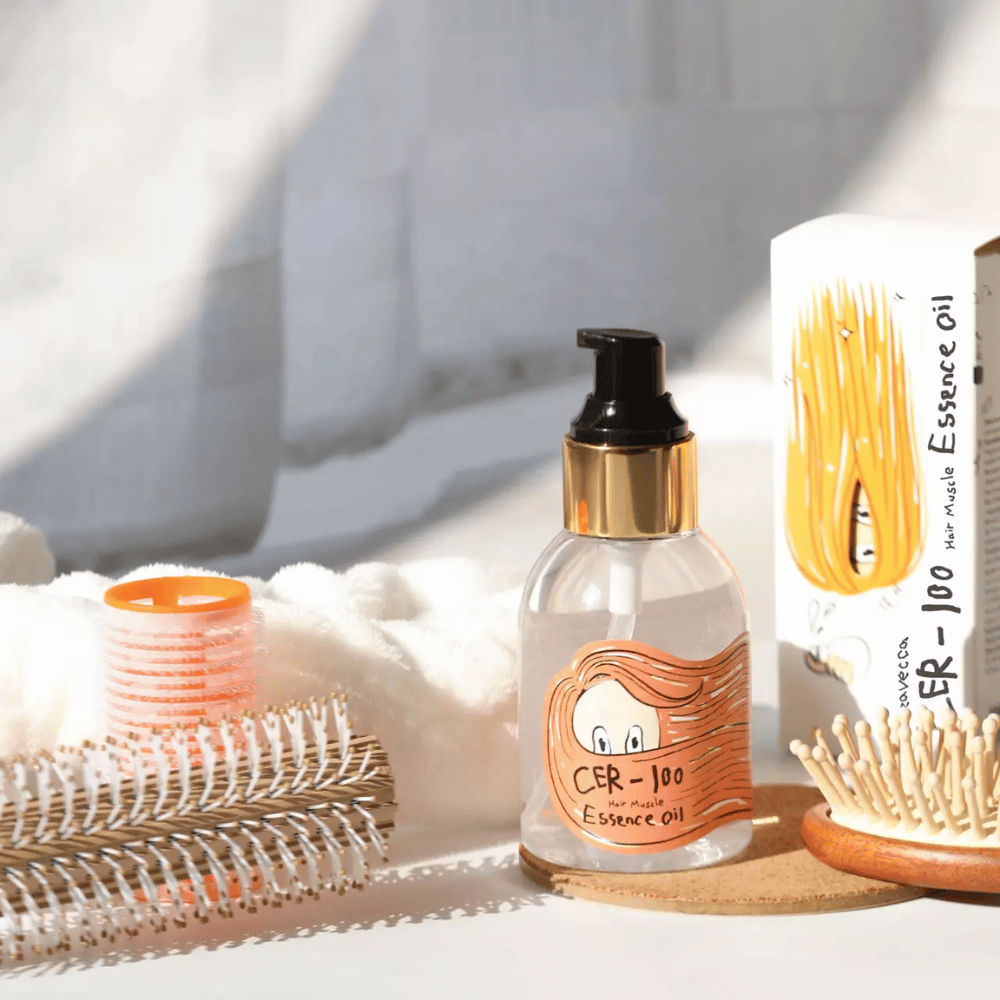 Elizavecca CER-100 Hair Muscle Essence Oil styling – hydratačný vlasový olej, ktorý pomáha znižovať krepovitosť, dodávať lesk a chrániť vlasy pri stylingu.