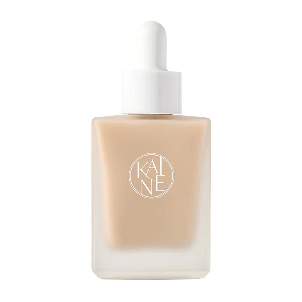 KANE Chaga Collagen Charging Serum v elegantnej, matnej sklenenej fľaši s bielou pipetou. Hydratačné sérum obohatené o kolagén a extrakt z chagy pre pevnejšiu pokožku.