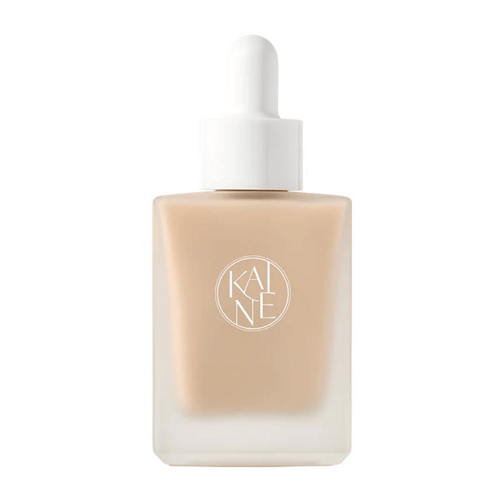 KANE Chaga Collagen Charging Serum v elegantnej, matnej sklenenej fľaši s bielou pipetou. Hydratačné sérum obohatené o kolagén a extrakt z chagy pre pevnejšiu pokožku.