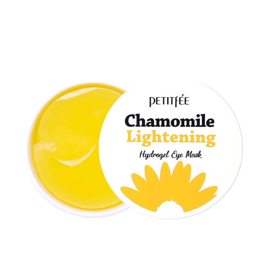 Produktová fotografia na bielom pozadí PETITFEE Chamomile Lightening Hydrogel Eye Mask s otvoreným téglikom, ktorý ukazuje žlté hydrogélové náplasti a štýlové biele balenie.