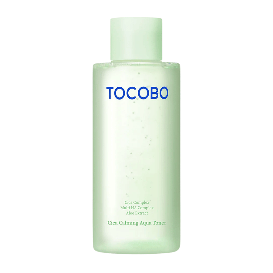 Orezaný produktový obrázok TOCOBO Cica Calming Aqua Toner s minimalistickým svetlozeleným dizajnom, ktorý zvýrazňuje čistý a upokojujúci pocit produktu.