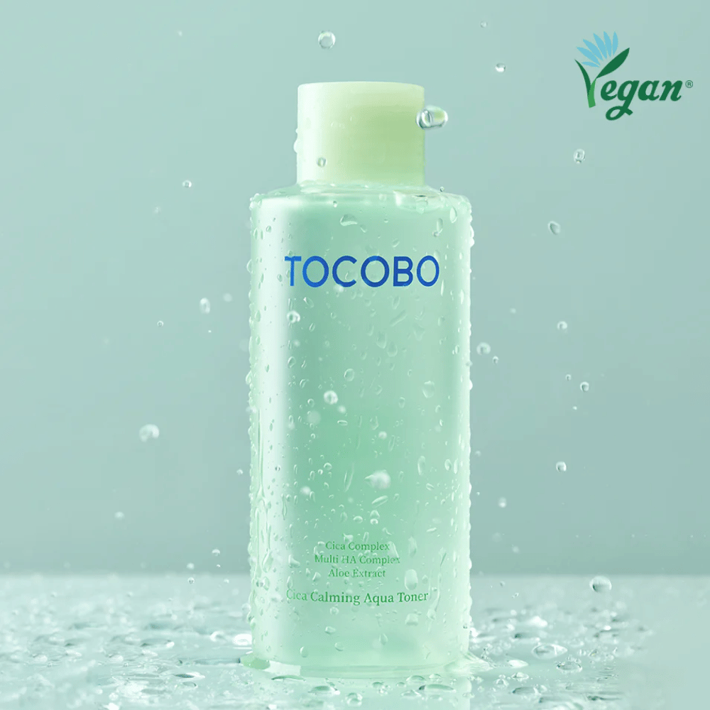 Produktový obrázok TOCOBO Cica Calming Aqua Toner obklopený kvapkami vody, ktoré zdôrazňujú hydratačné a upokojujúce vlastnosti tonera pre citlivú pleť.