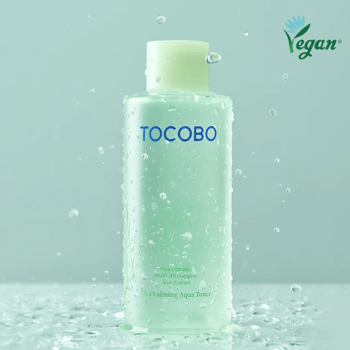 Produktový obrázok TOCOBO Cica Calming Aqua Toner obklopený kvapkami vody, ktoré zdôrazňujú hydratačné a upokojujúce vlastnosti tonera pre citlivú pleť.