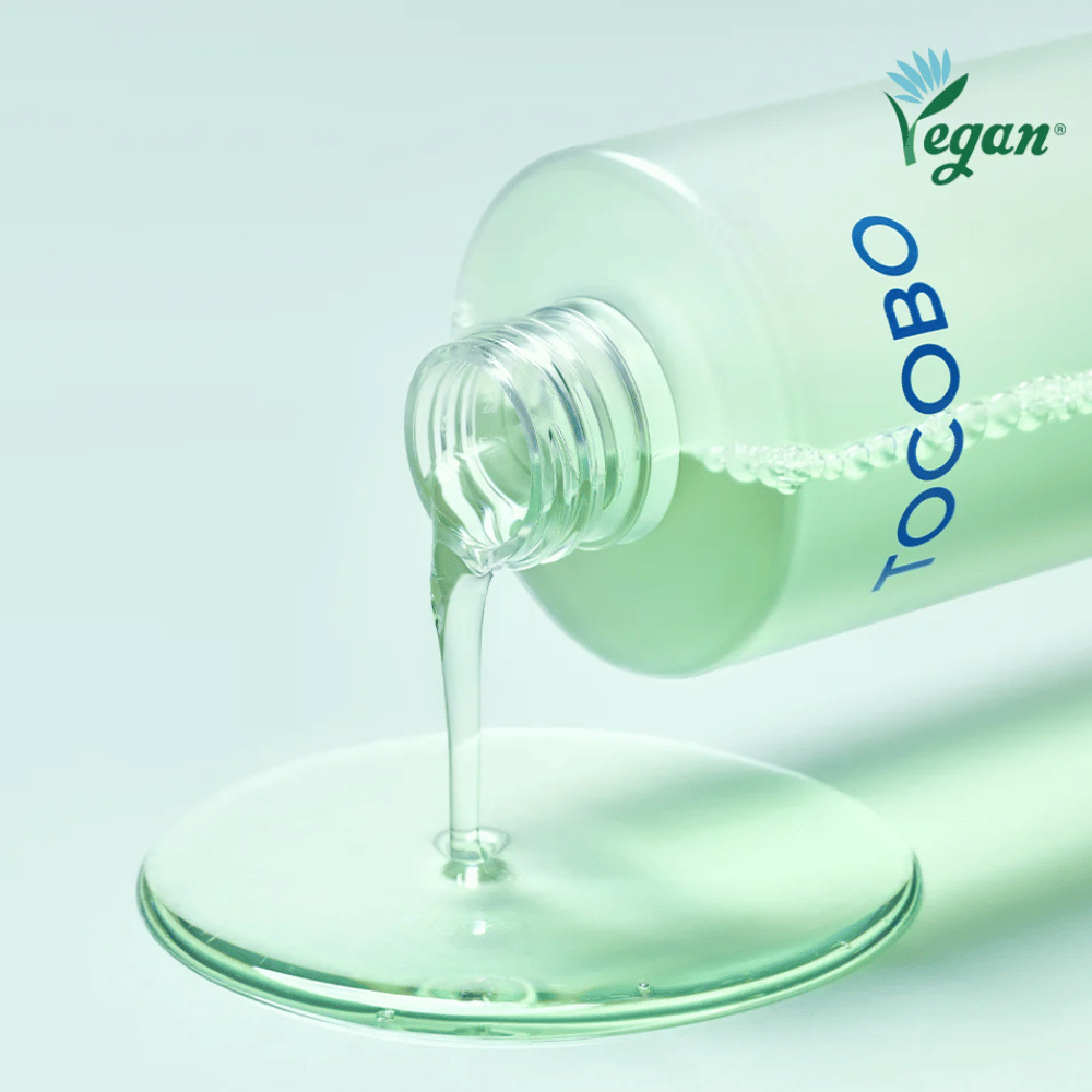 Detailný záber na TOCOBO Cica Calming Aqua Toner, ktorý sa vylieva, aby sa zdôraznila číra, ľahká a osviežujúca konzistencia produktu.
