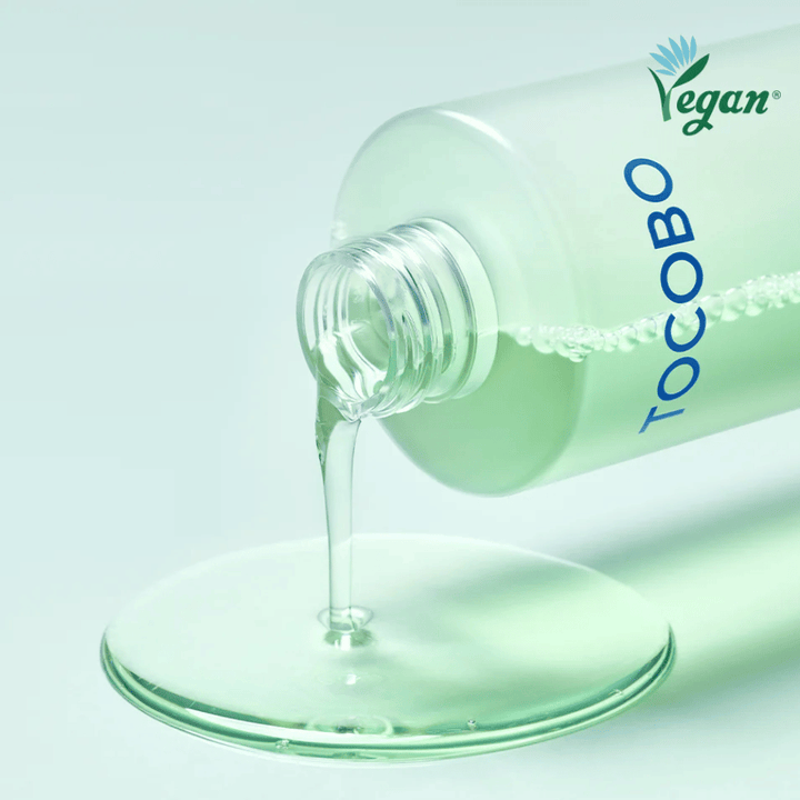 Detailný záber na TOCOBO Cica Calming Aqua Toner, ktorý sa vylieva, aby sa zdôraznila číra, ľahká a osviežujúca konzistencia produktu.