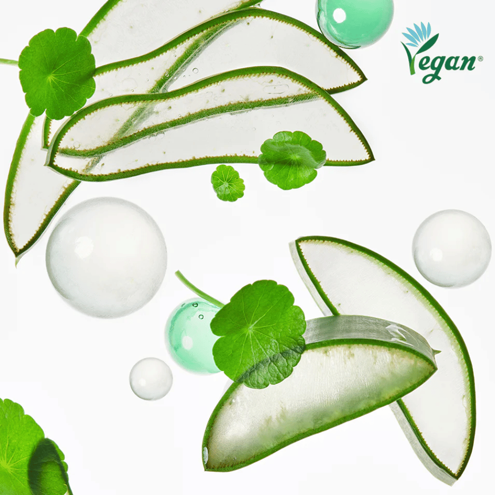 Obrázok ingrediencií zobrazujúci upokojujúce a hydratačné rastlinné extrakty, ako sú aloe vera a centella asiatica, spolu s vegánskym označením a sviežimi vodnými bublinkami symbolizujúcimi hydratáciu.