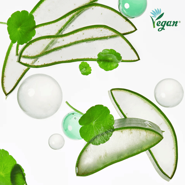Obrázok ingrediencií zobrazujúci upokojujúce a hydratačné rastlinné extrakty, ako sú aloe vera a centella asiatica, spolu s vegánskym označením a sviežimi vodnými bublinkami symbolizujúcimi hydratáciu.