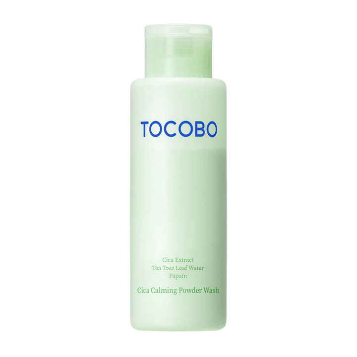TOCOBO Cica Calming Powder Wash čistenie tváre, ktoré jemne exfoliuje a posilňuje kožnú bariéru.