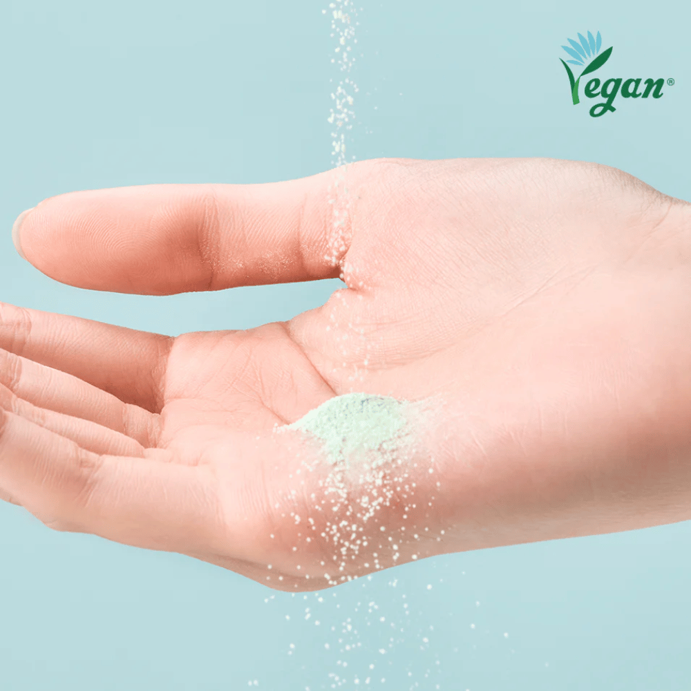TOCOBO Cica Calming Powder Wash v práškovej forme, ktorý sa aktivuje vodou a jemne čistí pokožku.