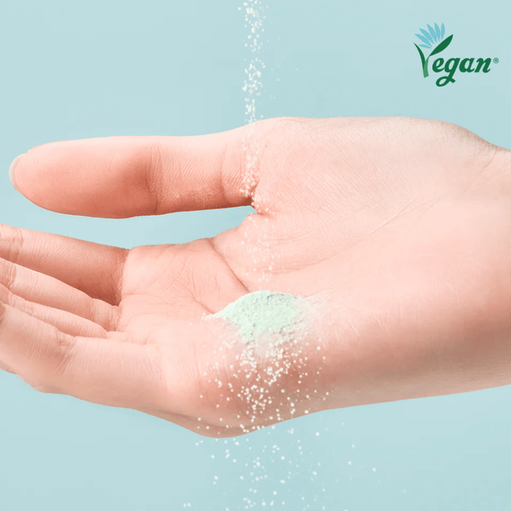 TOCOBO Cica Calming Powder Wash v práškovej forme, ktorý sa aktivuje vodou a jemne čistí pokožku.
