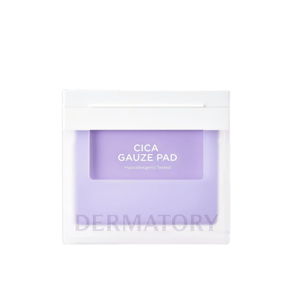Balenie Cica Gauze Pad, hypoalergénne testovaný produkt od Dermatory. Navrhnuté na upokojenie pokožky a posilnenie jej bariéry. Fialové a biele minimalistické balenie.