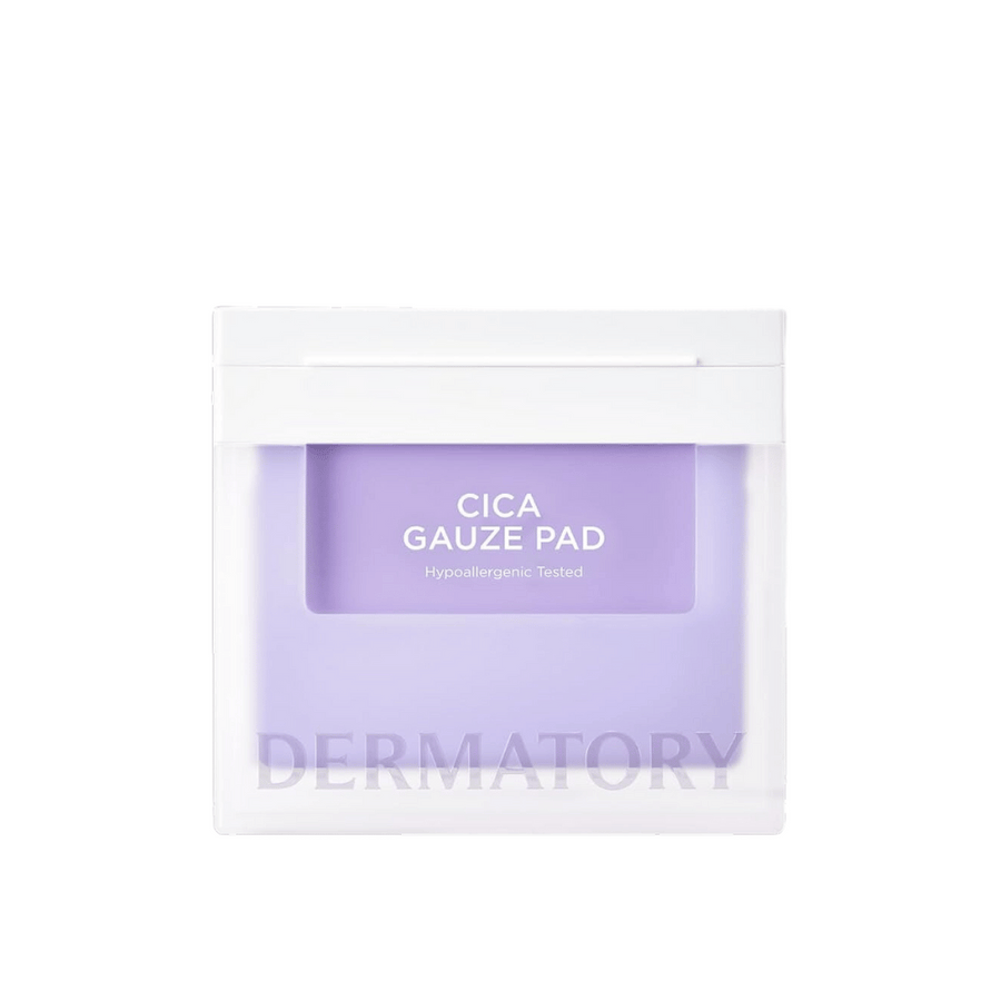 Balenie Cica Gauze Pad, hypoalergénne testovaný produkt od Dermatory. Navrhnuté na upokojenie pokožky a posilnenie jej bariéry. Fialové a biele minimalistické balenie.