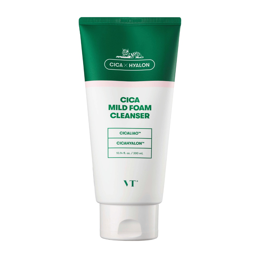 VT Cica Mild Foam Cleanser v zelenej a bielej tube na bielom pozadí. Balenie ukazuje ingrediencie CICALIAO™ a CICAHYALON™, a tiež že produkt obsahuje 300 ml.