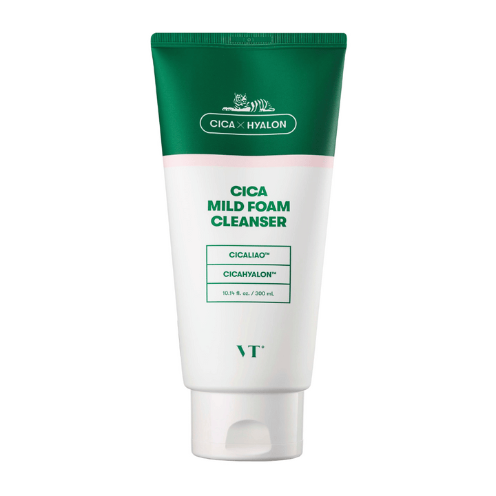 VT Cica Mild Foam Cleanser v zelenej a bielej tube na bielom pozadí. Balenie ukazuje ingrediencie CICALIAO™ a CICAHYALON™, a tiež že produkt obsahuje 300 ml.