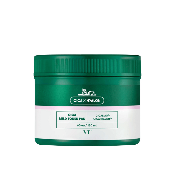 Zelená nádoba s VT Cica Mild Toner Pad, 60 ks podložiek/130 ml, s bielou a ružovou etiketou a logom tigra na bielom pozadí.