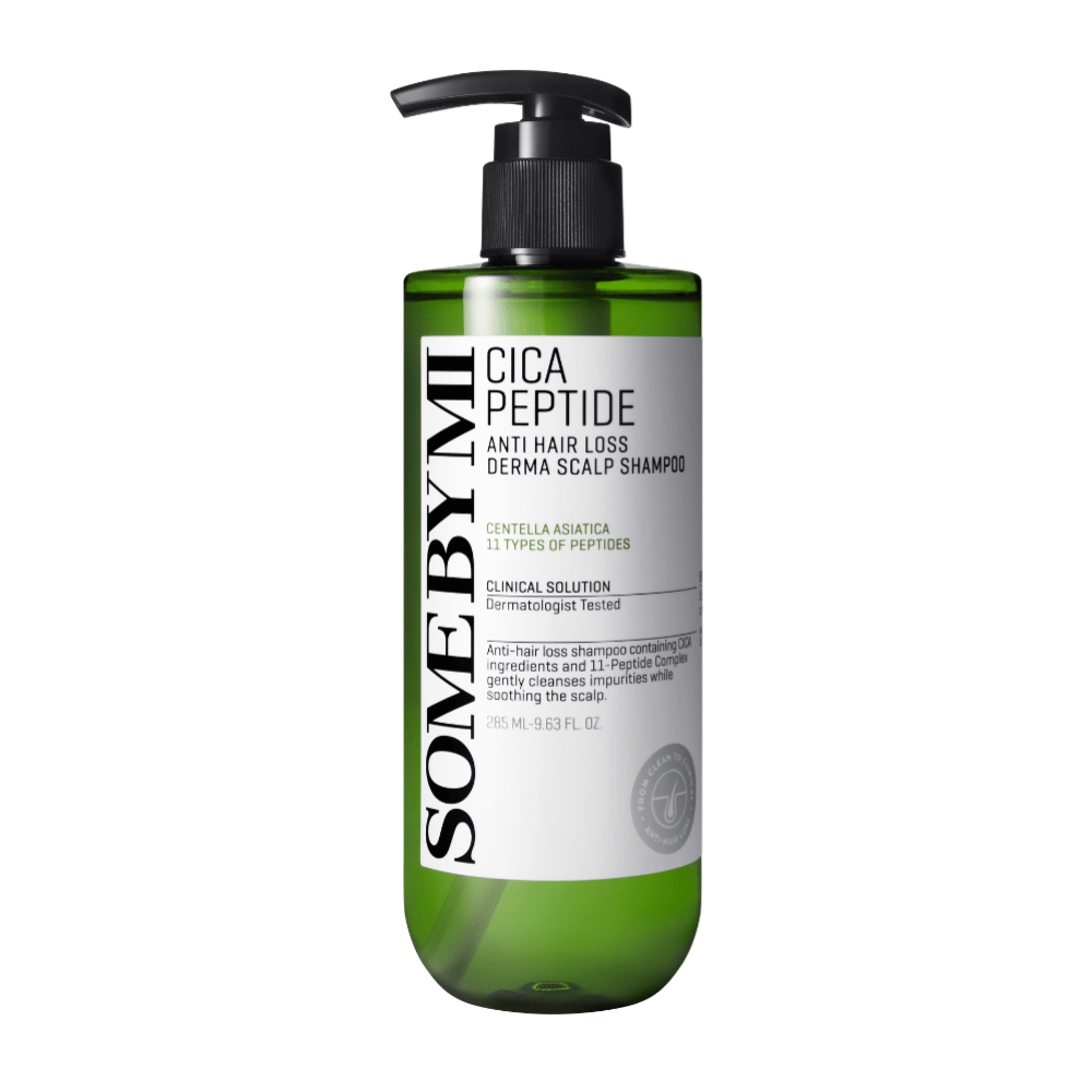 SOME BY MI Cica Peptide Anti Hair Loss Derma Scalp Shampoo v zelenej plastovej fľaši s čiernou pumpičkou a bielou etiketou s čiernym textom.