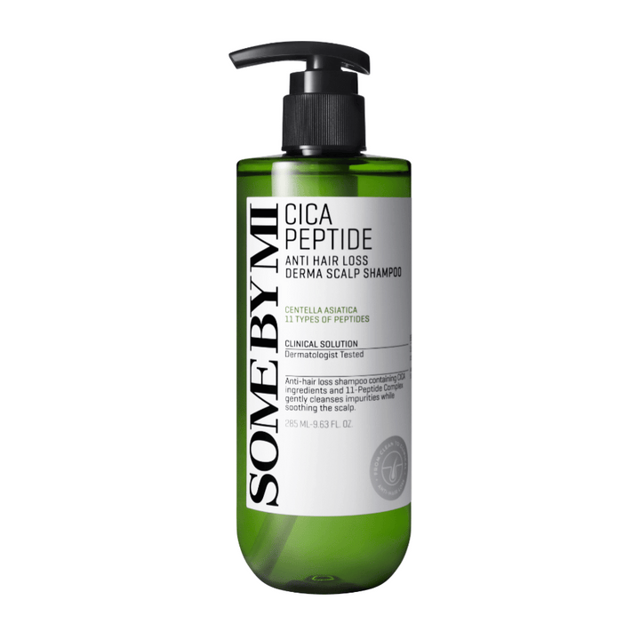 SOME BY MI Cica Peptide Anti Hair Loss Derma Scalp Shampoo v zelenej plastovej fľaši s čiernou pumpičkou a bielou etiketou s čiernym textom.