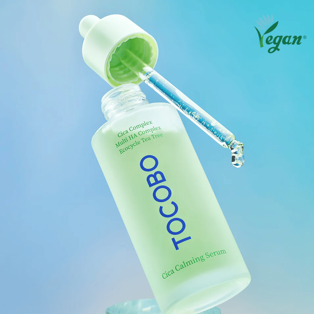 TOCOBO Cica Calming Serum s pipetou na modrom pozadí, ľahko absorbujúce K-beauty sérum, ktoré posilňuje kožnú bariéru a je vhodné pre citlivú, mastnú a aknóznu pleť.