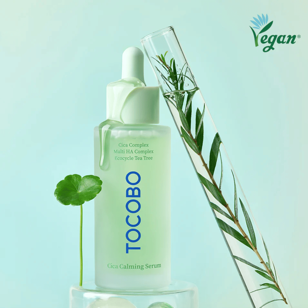 TOCOBO Cica Calming Serum spolu s cica-listami a tea tree, vegánske kórejské sérum, ktoré upokojuje začervenanie, hlboko hydratuje a vyvažuje pleť.