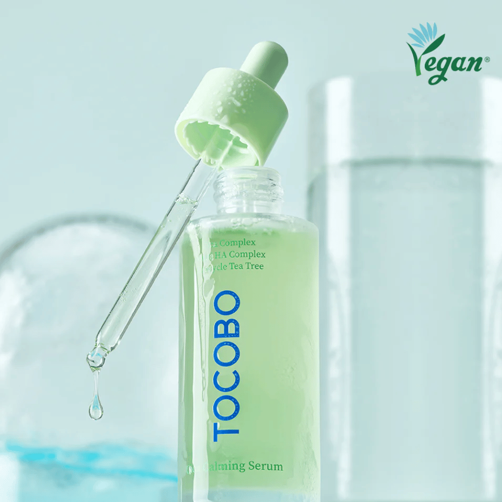 Detailný záber na TOCOBO Cica Calming Serum s pipetou a kvapkami, hydratačné a upokojujúce pleťové sérum s cica, multi HA-komplexom a tea tree pre citlivú pleť.