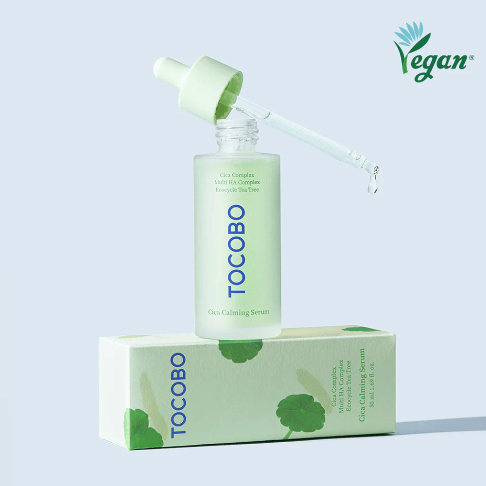 TOCOBO Cica Calming Serum umiestnené na produktovom balení s pipetou, ľahké a upokojujúce K-beauty sérum pre podráždenú a aknóznu pleť, vegánska formula s cica-komplexom.