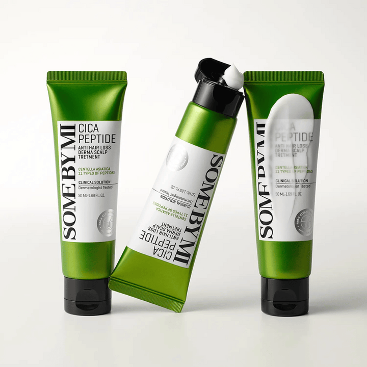 Tri tuby SOME BY MI Cica Peptide Anti Hair Loss Derma Scalp Treatment v zelenej a bielej farbe, z ktorých jedna tuba je otvorená s viditeľným bielym krémom.