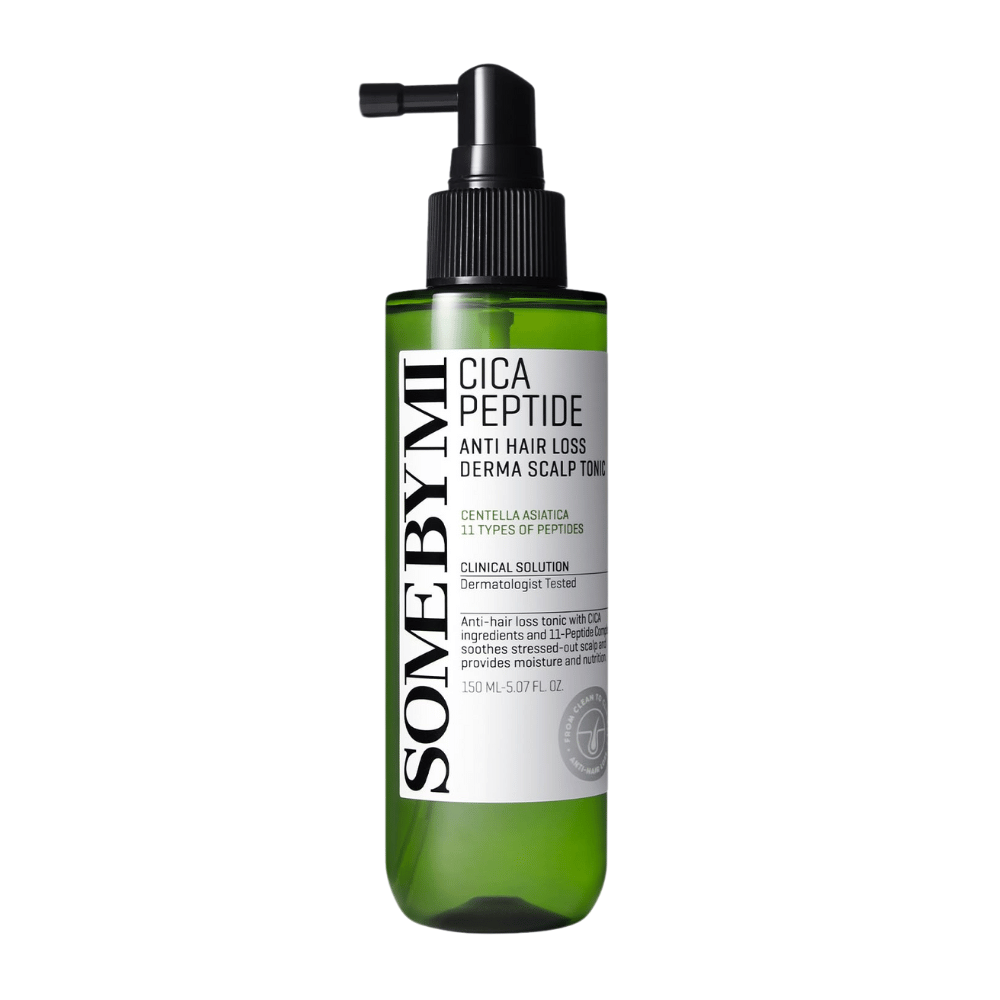 SOME BY MI Cica Peptide Anti Hair Loss Derma Scalp Tonic v zelenej fľaši s čiernou rozprašovacou tryskou a bielou etiketou, zobrazené na bielom pozadí.