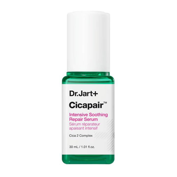 Dr.Jart+ Cicapair Intensive Soothing Repair Serum, 30 ml fľaša. Fľaša má biely uzáver so zeleným spodkom a etiketu s textom "Cicapair Intensive Soothing Repair Serum" a "Cica 2 Complex".