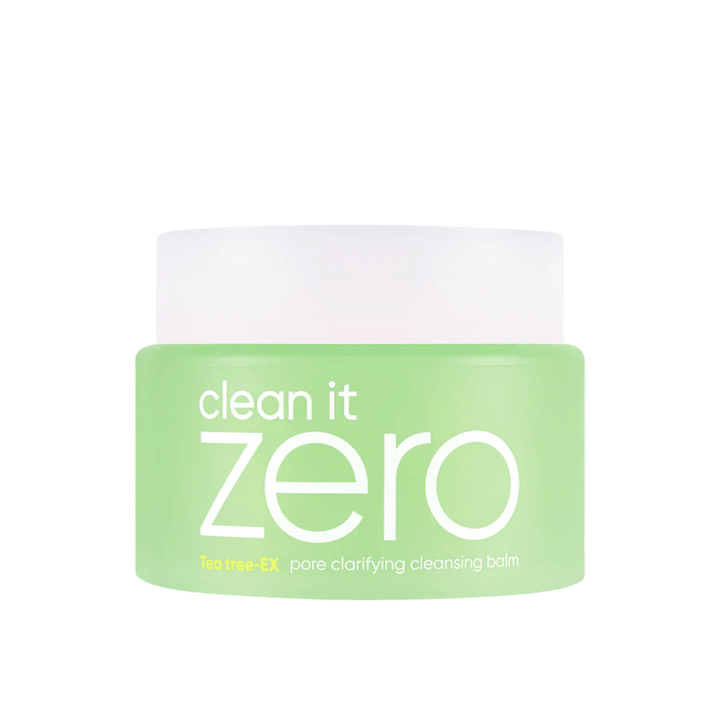 Clean It Zero Tea Tree-EX Pore Clarifying Cleansing Balm v zelenej nádobe na bielom pozadí, vyvinutý pre mastnú a kombinovanú pleť, ktorá potrebuje vyvážené a póry čistiace čistenie.