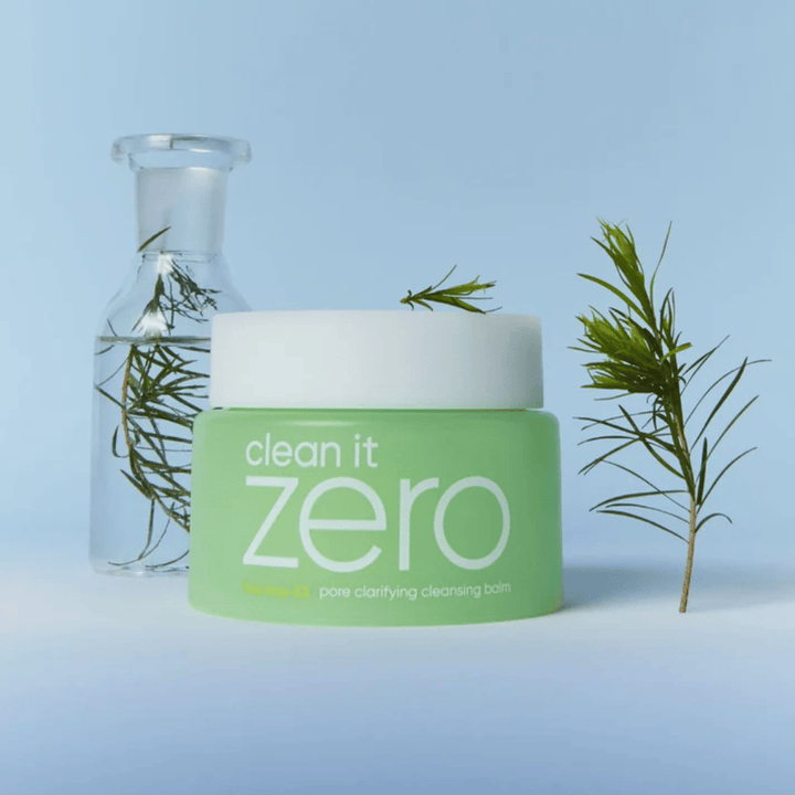 Produktová fotografia Clean It Zero Pore Clarifying Cleansing Balm s tea tree-inšpiráciou, čistiaci balzam, ktorý rozpúšťa make-up a nečistoty, pričom jemne čistí póry.