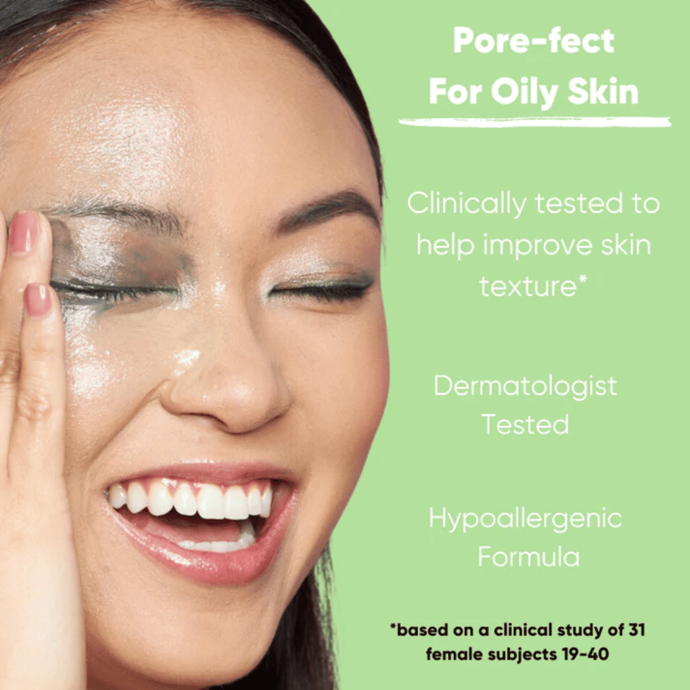 Model s čerstvou pleťou, ktorý ukazuje účinok Clean It Zero Pore Clarifying Cleansing Balm, klinicky testovaná a hypoalergénna formula, ktorá zlepšuje štruktúru pokožky a je vhodná pre mastnú pleť.