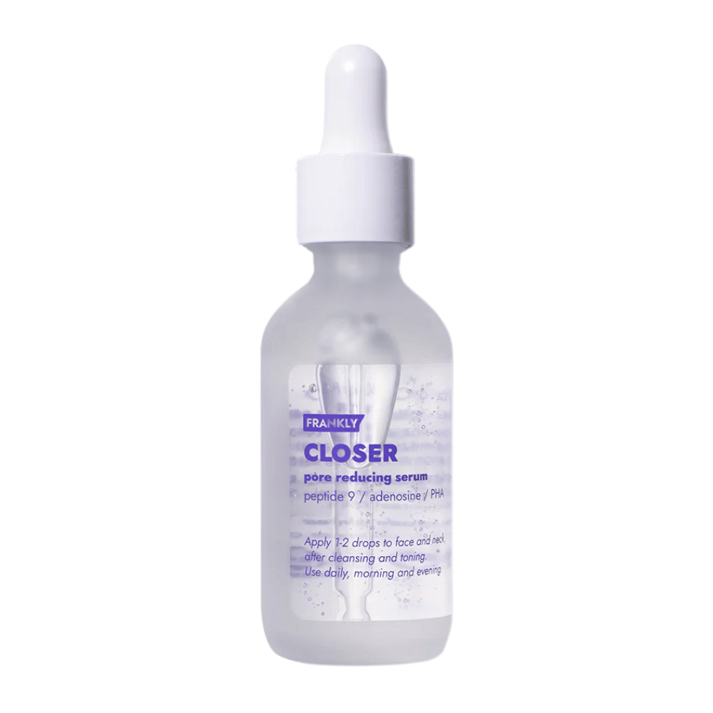 Produktový obrázok FRANKLY Closer Pore Reducing Serum v sklenenej fľaške s pipetou. Sérum, ktoré zjemňuje póry a poskytuje pevnejšiu, jasnejšiu pleť.